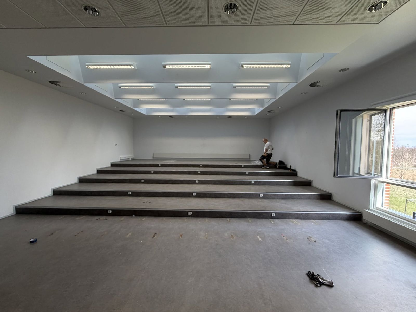 Auditorium med nyt loft under opbygning, Alstrup Byg