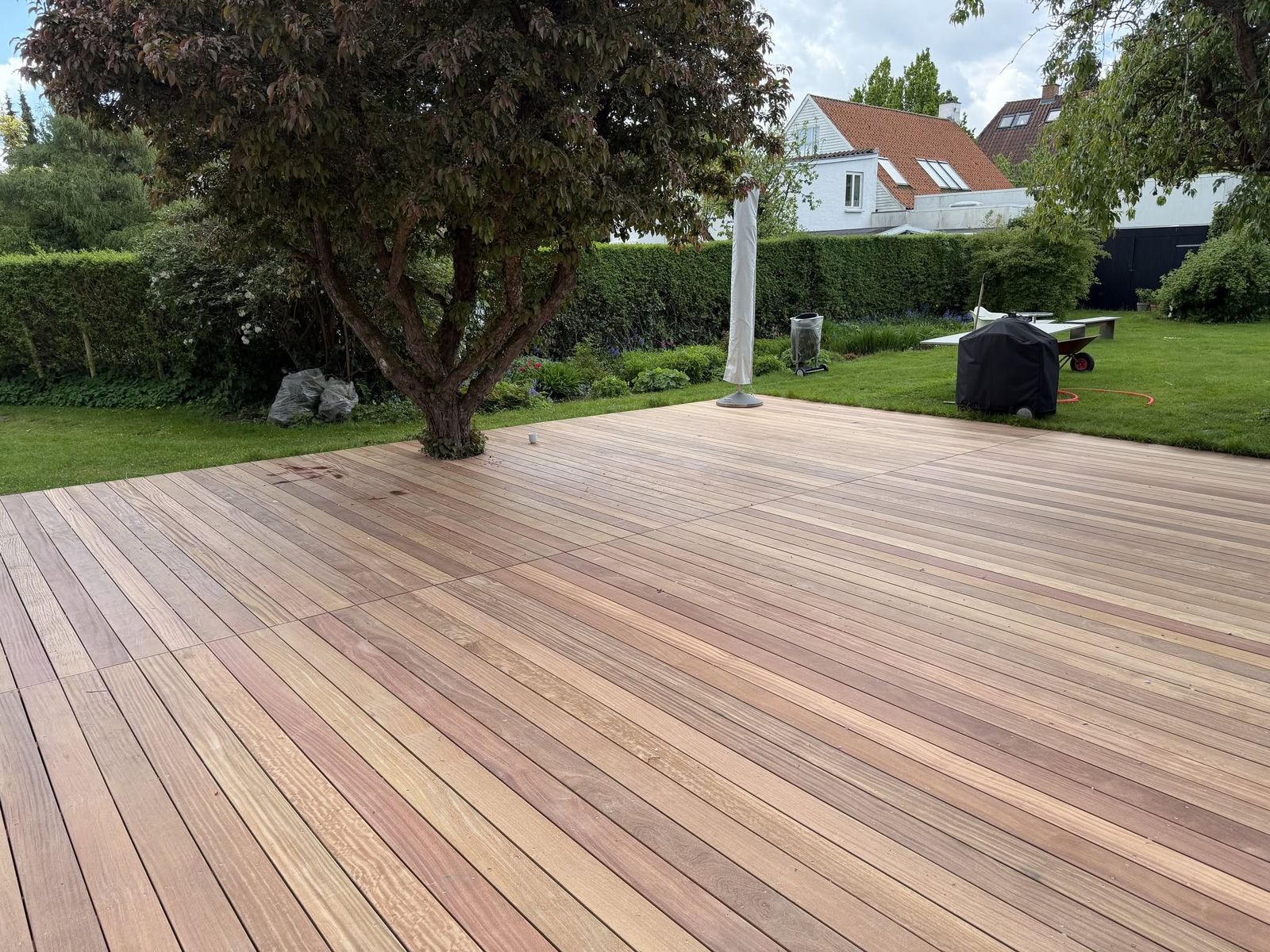 Træterrasse i haven bygget af Alstrup Byg