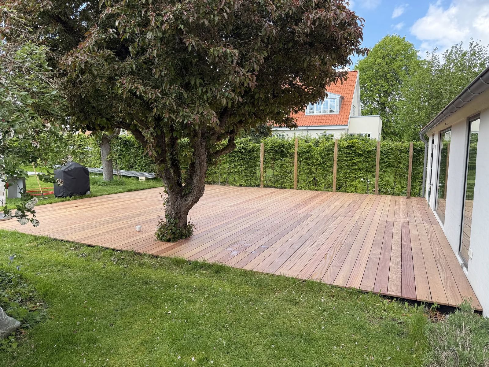 Træterrasse bygget rundt om et træ i haven, Alstrup Byg
