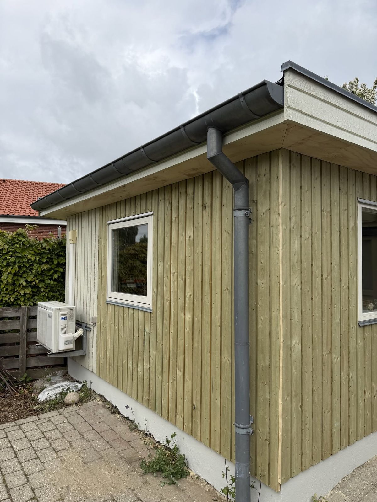 Udhus med ny træbeklædning, Alstrup Byg